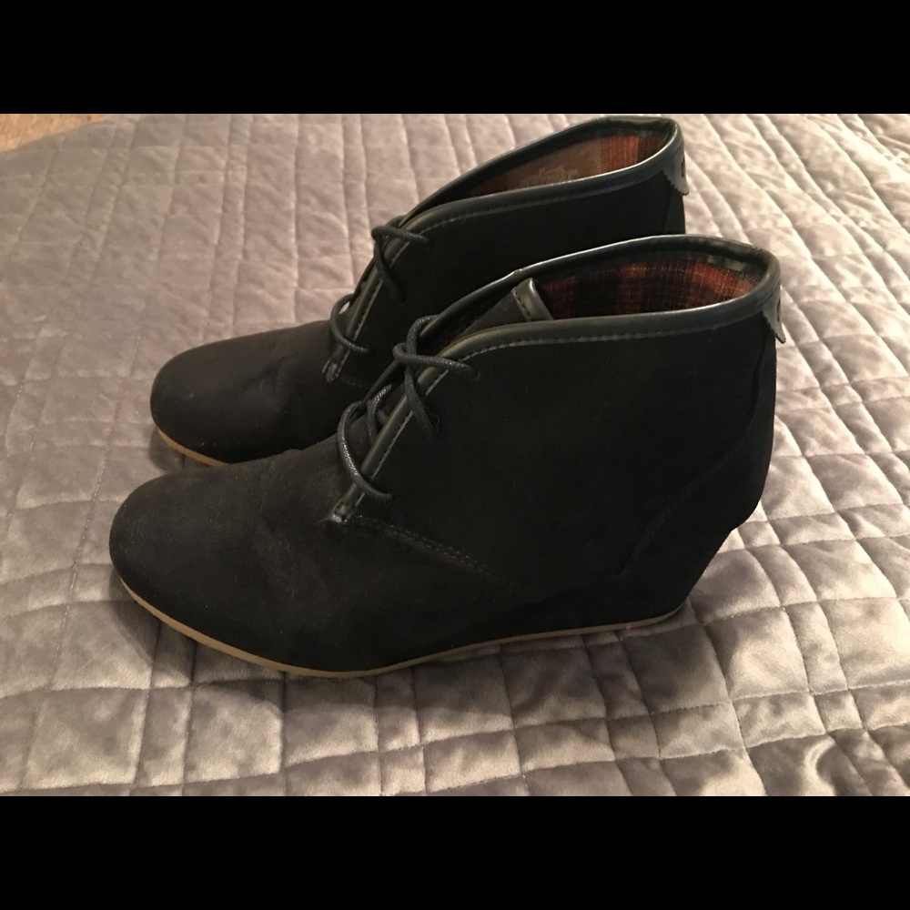 Black wedge boots